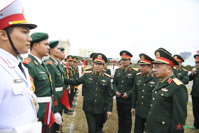 Đại tướng Nguyễn Tân Cương động viên các lực lượng tham gia buổi tổng duyệt. Ảnh: TUẤN HUY