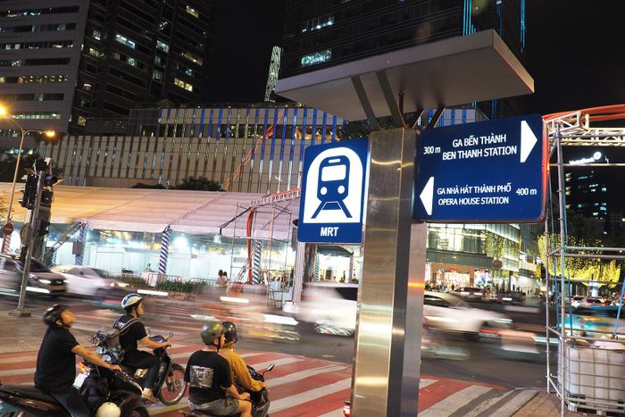  Bảng hướng dẫn đường đến metro số 1 tại giao lộ Nam Kỳ Khởi Nghĩa - Lê Lợi, quận 1, TPHCM. Ảnh: Hoàng Hùng 