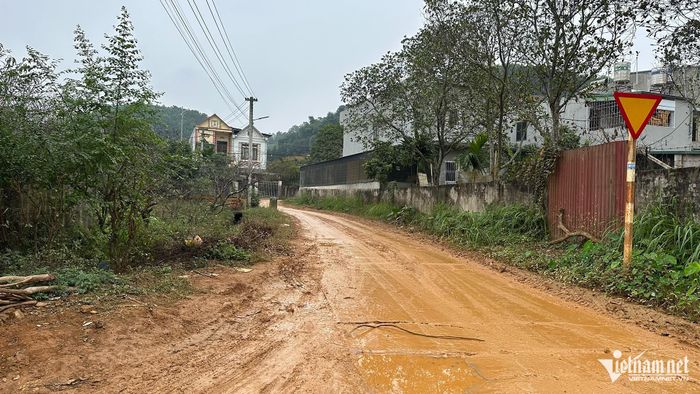 Các tuyến đường trơn trượt bùn đất vào ngày mưa. Ảnh: Đức Hoàng