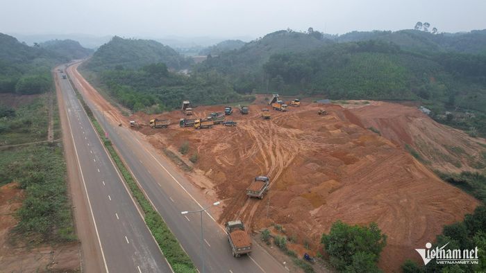 Điểm đổ thải cách khu vực san gạt khoảng 3km. Ảnh: Đức Hoàng