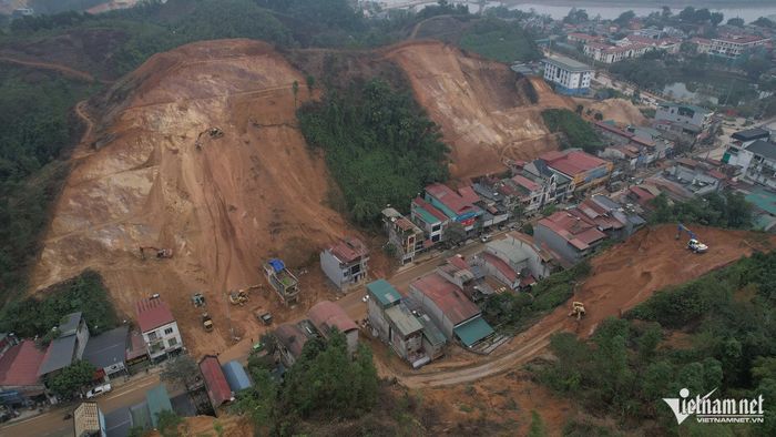 Các điểm sạt lở đang được san gạt trên đường Điện Biên, phường Yên Ninh. Ảnh: Đức Hoàng