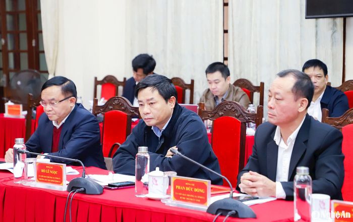 Các đồng chí trong Ban Thường vụ Tỉnh ủy tham dự hội nghị. Ảnh: Phạm Bằng