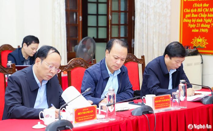 Các đồng chí trong Ban Thường vụ Tỉnh ủy tham dự hội nghị. Ảnh: Phạm Bằng