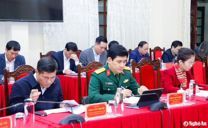 Các đồng chí trong Ban Thường vụ Tỉnh ủy, Ban Chấp hành Đảng bộ tỉnh tham dự hội nghị. Ảnh: Phạm Bằng