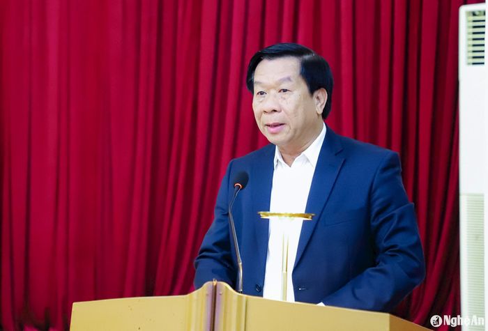 Đồng chí Lê Đức Cường - Ủy viên BTV, Trưởng ban Tổ chức Tỉnh ủy trình bày Tờ trình tổng kết thực hiện Nghị quyết số 18-NQ/TW ngày 15/10/2017 của Ban Chấp hành Trung ương Đảng khóa XII và định hướng sắp xếp tổ chức bộ máy của hệ thống chính trị tỉnh Nghệ An tinh gọn, hoạt động hiệu lực, hiệu quả. Ảnh: Phạm Bằng