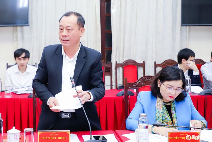 Đồng chí Phan Đức Đồng - Bí thư Thành ủy Vinh phát biểu thảo luận. Ảnh: Phạm Bằng