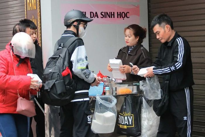 Người lao động, buôn bán ngoài trời thêm vất vả khi nền nhiệt giảm. (Ảnh: Hoàng Hiếu/TTXVN)