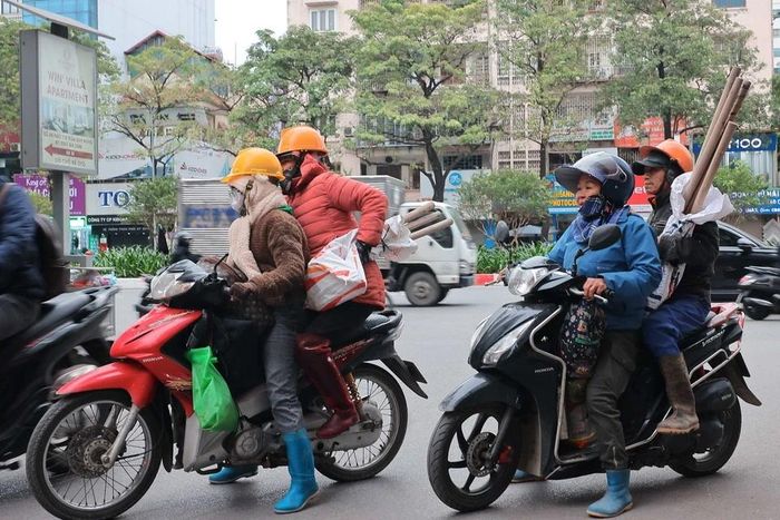 Người lao động phải mặc thêm nhiều đồ ấm khi làm việc, di chuyển ngoài trời. (Ảnh: Hoàng Hiếu/TTXVN)