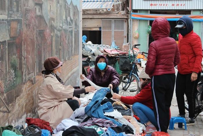 Một cửa hàng bán quần áo ấm ở ngoài trời trở nên đông khách hơn. (Ảnh: Hoàng Hiếu/TTXVN)