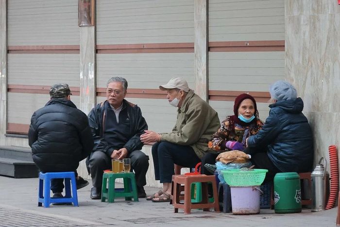 Ngồi co ro nhâm nhi chén trà nóng vỉa hè trong tiết lạnh cũng là một nét văn hóa của người Hà Nội. (Ảnh: Hoàng Hiếu/TTXVN)