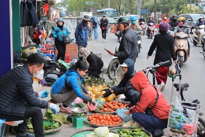 Trời rét đậm khiến công việc buôn bán, mưu sinh của người dân ở ngoài trời thêm nhọc nhằn. (Ảnh: Hoàng Hiếu/TTXVN)