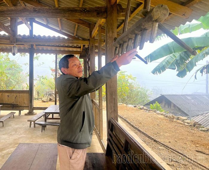 Người dân bản Tìa Ló, xã Noong U, huyện Điện Biên Đông chỉnh trang nhà ở thành mô hình homestay đón khách du lịch. 