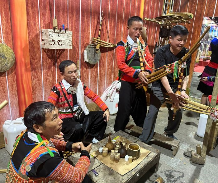 Du khách trải nghiệm múa khèn Mông.