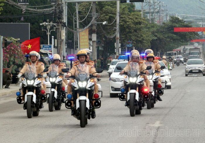 Lực lượng cảnh sát giao thông Công an tỉnh ra quân trên các tuyến phố chính của TP. Điện Biên Phủ.