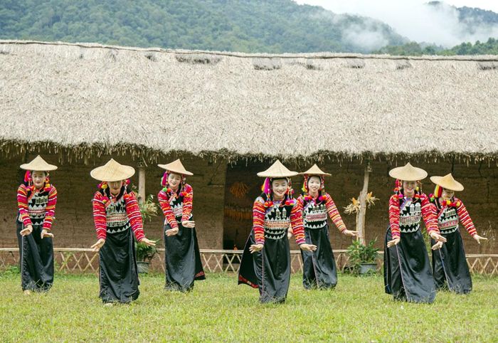 Những tiết mục văn nghệ gắn liền với đời sống lao động sản xuất của người Hà Nhì nơi cực Tây.