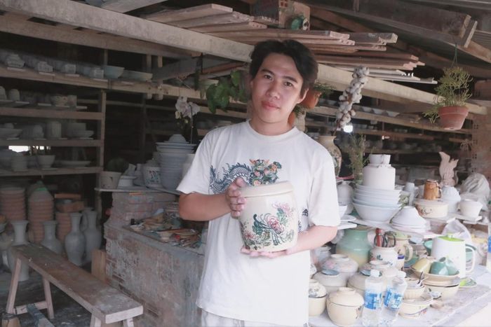 Anh Huỳnh Xuân Huỳnh lưu giữ nét đẹp gốm sứ Lái Thiêu.