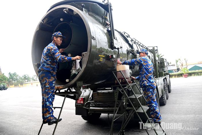 Chiến sỹ Lữ đoàn 679 vệ sinh, bảo dưỡng xe bệ phóng.