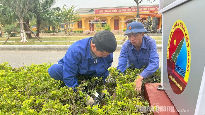 Chiến sỹ lắp đặt đường điện chiếu sáng tại khuôn viên Lữ đoàn.
