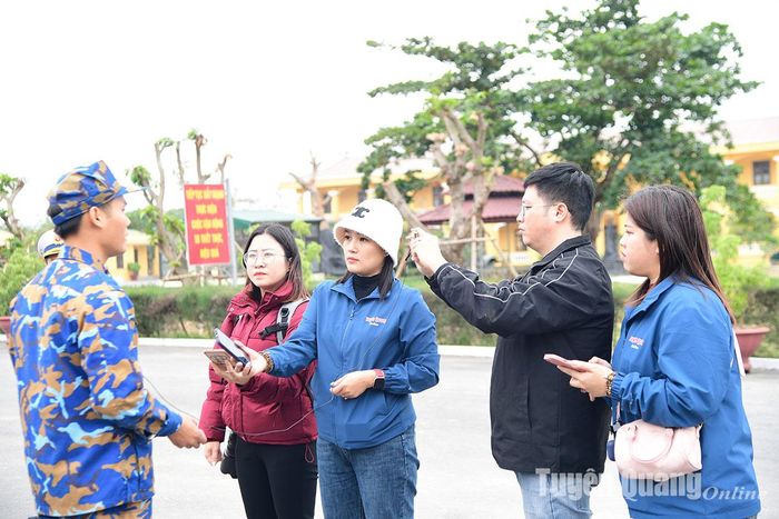 Phóng viên Báo Tuyên Quang tác nghiệp tại Lữ đoàn 679 Hải quân.