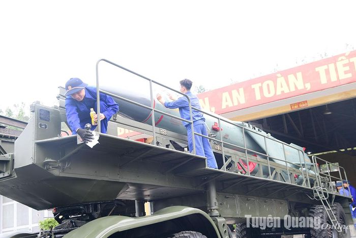 Chiến sỹ Lữ đoàn 679 thường xuyên vệ sinh, bảo dưỡng xe nạp tên lửa.
