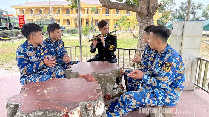 Những giây phút thư giãn của các chiến sỹ tại Lữ đoàn 679.