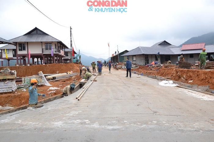 Những công đoạn hoàn thiện ngôi làng mới đang được dồn lực thi công. Ảnh: Quốc Hồng