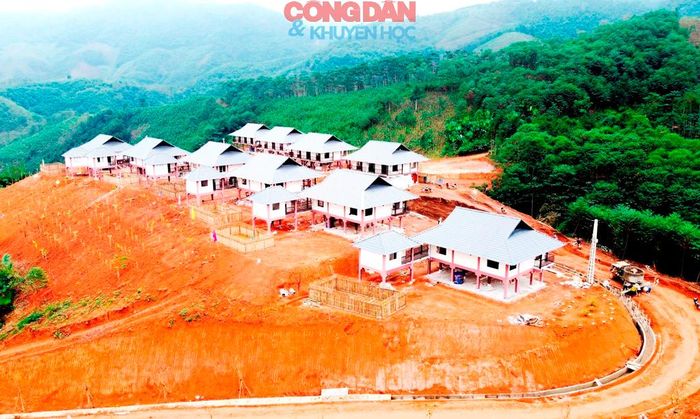 Làng Nủ mới nằm trên đồi Sim, cách làng cũ chừng 2 km. Ảnh: Quốc Hồng