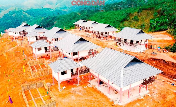 Những ngôi nhà sàn bê tông kiên cố chuẩn bị đón người dân Làng Nủ. Ảnh: Quốc Hồng