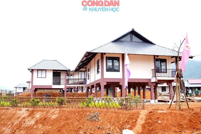 Một ngôi nhà đã hoàn thành với vườn hoa đang khoe sắc. Ảnh: Quốc Hồng