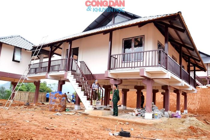 Chị Nguyễn Thị Hồng bên ngôi nhà số 12 của mình đang hoàn thiện. Ảnh: Quốc Hồng
