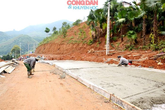 Những người lính thợ Binh đoàn 12 đang gấp rút đổ bê tông đoạn đường cuối cùng, chuẩn bị bàn giao cho dân Làng Nủ. Ảnh: Quốc Hồng