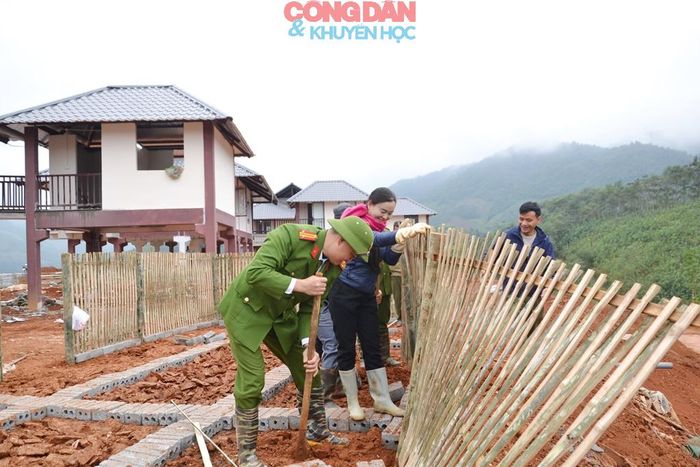Lực lượng công an xã Phúc Khánh chung tay làm hàng rào vườn rau giúp người dân ở Làng Nủ mới. Ảnh: Quốc Hồng