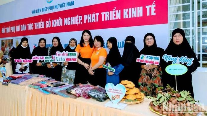Hỗ trợ phụ nữ Chăm làm kinh tế.
