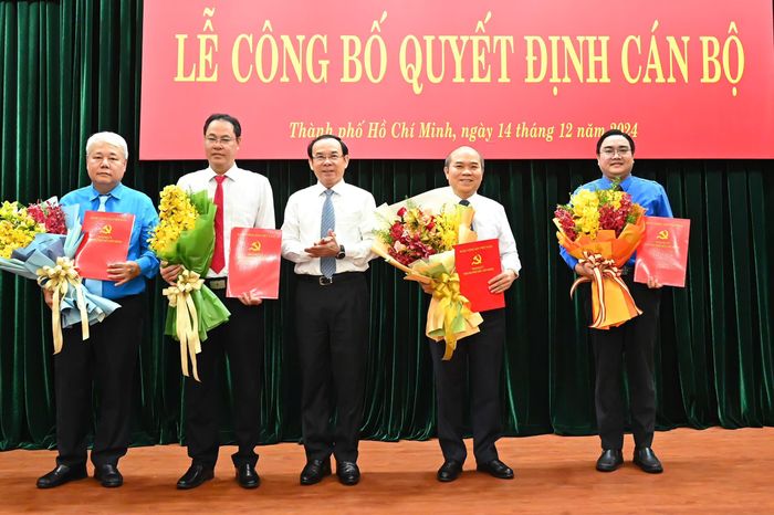 Bí thư Thành ủy TPHCM trao quyết định của Ban Bí thư Trung ương Đảng đến các đồng chí tân Ủy viên Ban Chấp hành Đảng bộ TPHCM. Ảnh: VIỆT DŨNG