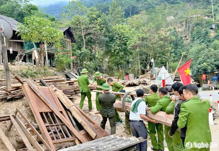 Các lực lượng giúp người dân bản Vàng Phao tháo dỡ nhà cửa để di dời đến khu tái định cư. Ảnh: HT