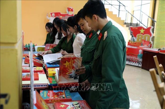 Gian trưng bày các bài thi và tranh dự thi về hình ảnh bộ đội cụ Hồ.