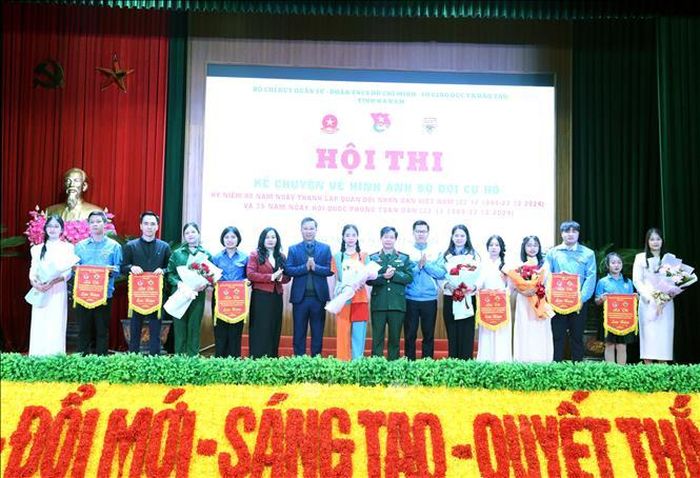 Ban tổ chức tặng hoa, cờ lưu niệm cho các đơn vị về tham dự hội thi.