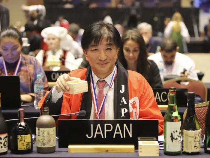 Ông Takehiro Kano, Đại sứ Nhật Bản tại UNESCO, bày tỏ niềm vui sau khi nghệ thuật nấu rượu sake truyền thống của Nhật Bản được công nhận là Di sản Văn hóa Phi vật thể tại Hội nghị Di sản Thế giới của UNESCO, tổ chức tại Luque, Paraguay, ngày 4-12-2024. Ảnh: AP/Marta Escurra