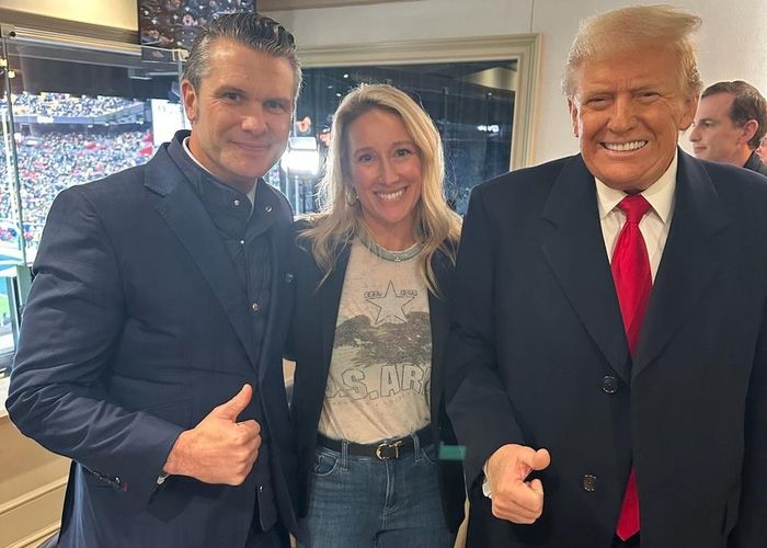 Ông Trump (phải) và ông Hegseth (trái) cùng theo dõi trận bóng bầu dục giữa đội Lục quân và Hải quân Mỹ hôm 14/12. Ảnh: Twitter/PeteHegseth.