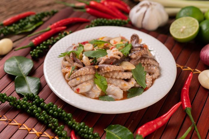  Là món ăn được nhiều người sử dụng, nhưng có một số người phải "cảnh giác" với món bạch tuột. Ảnh: hk01. 