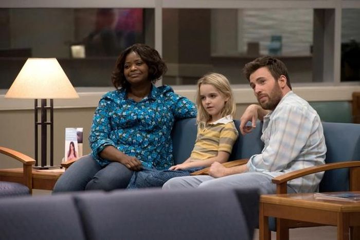 Mckenna Grace trong phim "Gifted" (2017) với Chris Evans