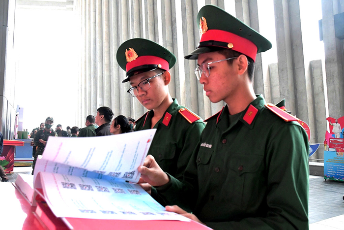 Học viên Học viện Kỹ thuật Quân sự tìm hiểu tư liệu trưng bày trong bảo tàng.