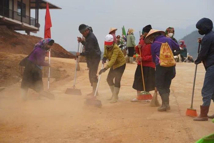 Người dân Làng Nủ đang chuẩn bị cho nơi ở mới.