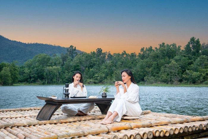 Hoa hậu Tiểu Vy và Á hậu Kim Duyên trải nghiệm Thiền cà phê - một phong cách thưởng lãm cà phê khác biệt đem đến sự “thức tỉnh” bên trong mỗi người.