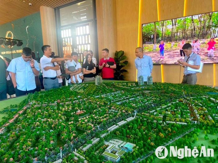 Khách hàng tìm hiểu tại Dự án Eco Central Park. Ảnh: Văn Trường