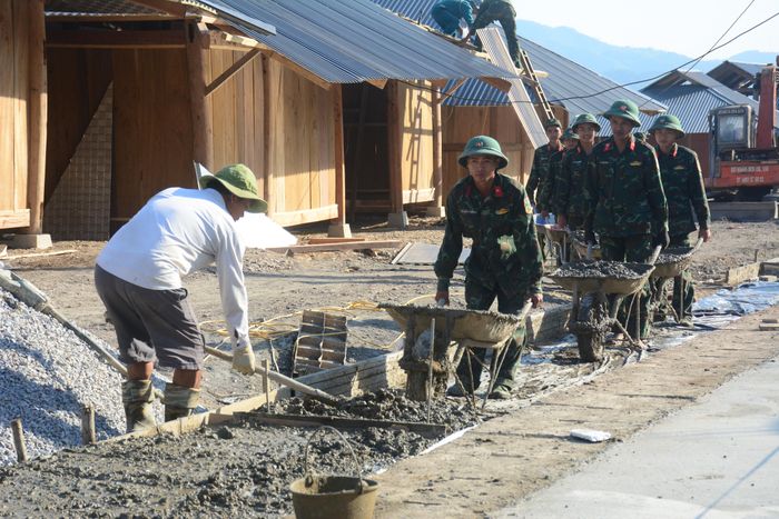 Các hoạt động trộn, đổ bê tông được tiến hành nhịp nhàng, bảo đảm tiến độ.