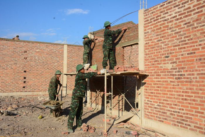 Việc xây dựng được thực hiện thận trọng, tỉ mỉ.