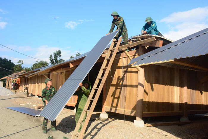 Lắp ghép, hoàn thiện công trình.