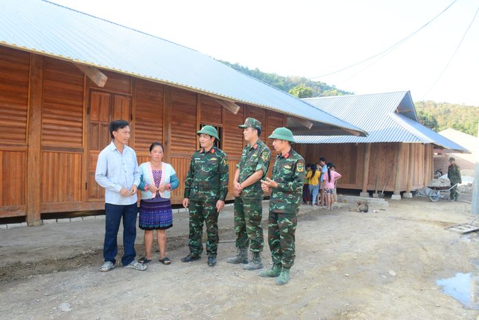Những nếp nhà đầu tiên đã hoàn thiện ở khu tái định cư điểm bản Huổi Ké thuộc bản Lĩnh, xã Mường Pồn. 