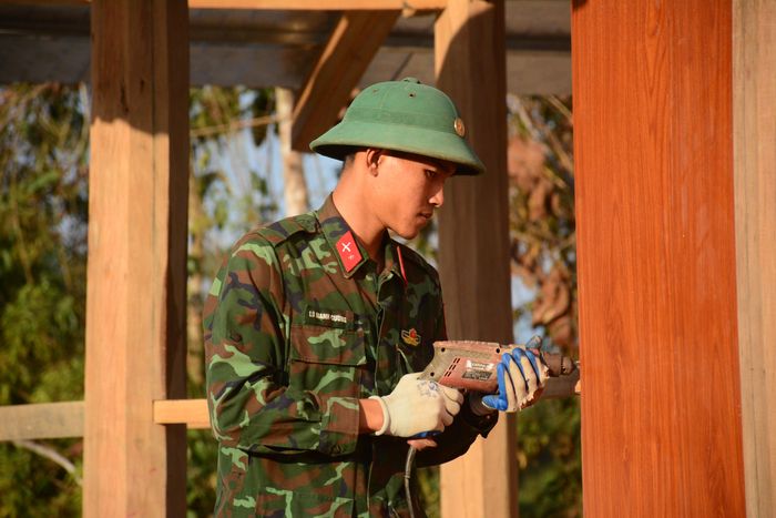 Chiến sĩ gia công gỗ phục vụ lắp ghép nhà.